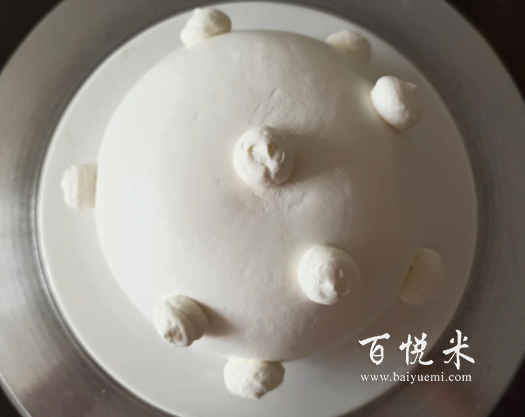 柔軟戚風包裹滿滿的自制草莓香緹奶油蛋糕,中間還有新鮮草莓果粒